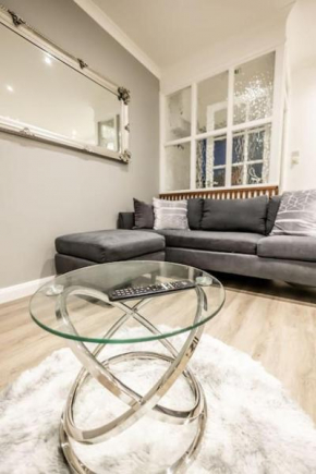 EXECUTIVE APARTMENTS free on-site parking, 2 en-suites, sleeps 4,